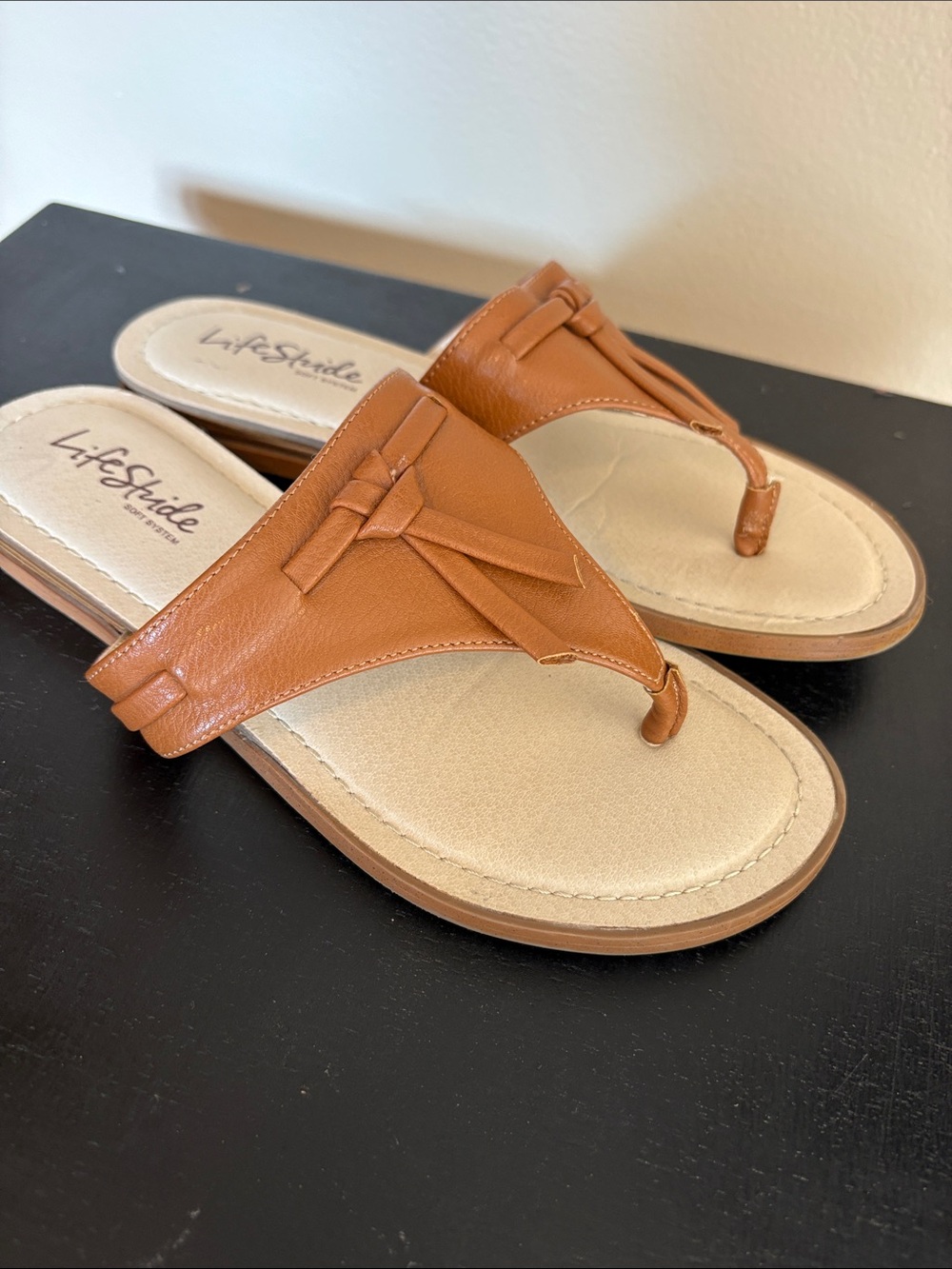 LifeStride Women’s Tan Thong Flip Flop Sandals Size 7W Wide Comfort

Description